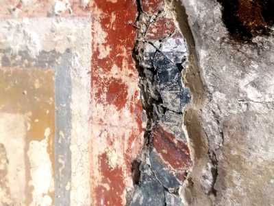 Ai lati dell�affresco sono inoltre riemersi alcuni frammenti di precedenti decorazioni sottostanti di cui, purtroppo, si riconoscono soltanto alcune bande blu, bianche e rossastre